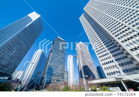 抬頭看著東京西新宿的建築物 抬頭看著東京西新宿的建築物 74172204