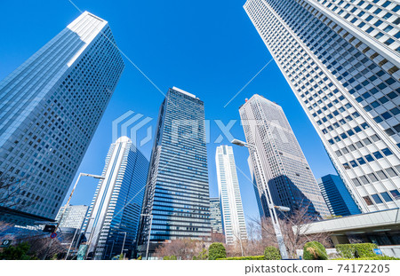 抬頭看著東京西新宿的建築物 74172205