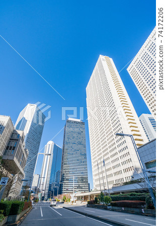 抬頭看著東京西新宿的建築物 74172206