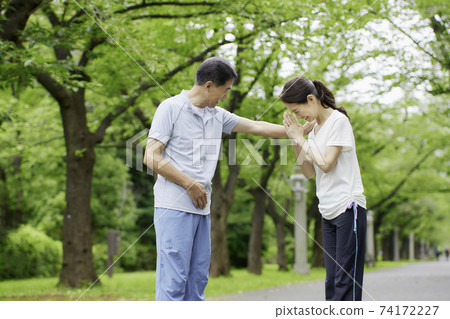 在公園裡戰鬥的年長夫婦 在公園裡戰鬥的年長夫婦 74172227