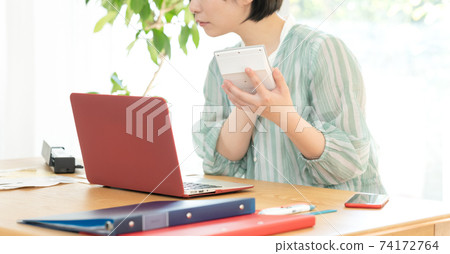 A woman preparing for a final return 74172764