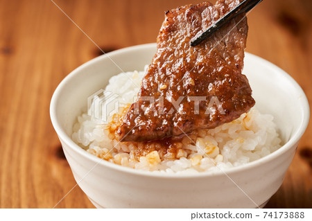 用米飯吃烤肉 74173888