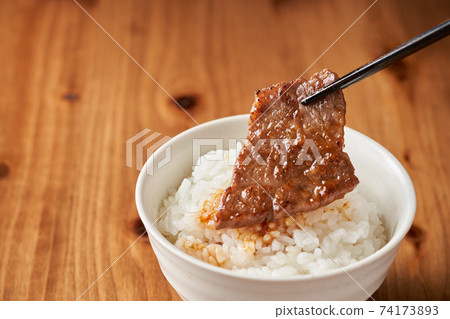 用米飯吃烤肉 74173893