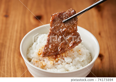 用米飯吃烤肉 74173894