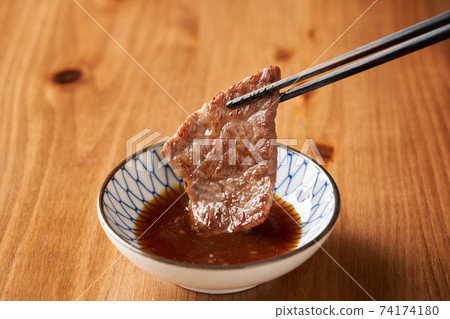 將烤肉加入醬汁中 將烤肉加入醬汁中 74174180