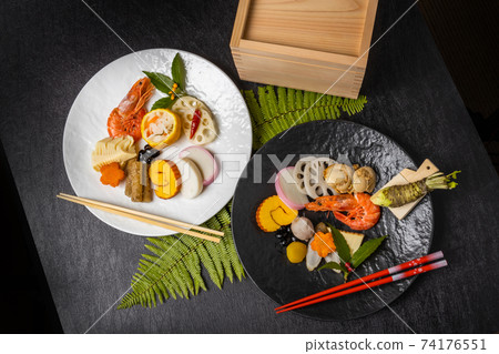 典型的日本料理新年料理(OSECHI) 典型的日本料理新年料理(OSECHI) 74176551