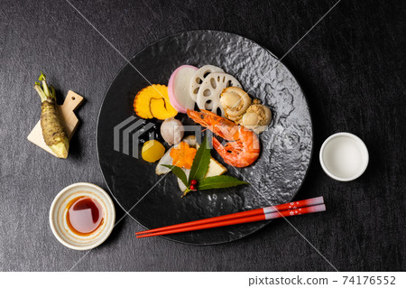 典型的日本料理新年料理(OSECHI) 典型的日本料理新年料理(OSECHI) 74176552
