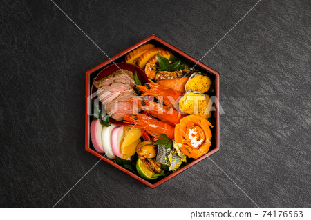 典型的日本料理新年料理(OSECHI) 典型的日本料理新年料理(OSECHI) 74176563