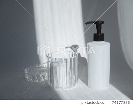美容和護膚的形象。瓶乳液/保濕霜和棉花。 美容和護膚的形象。瓶乳液/保濕霜和棉花。 74177826