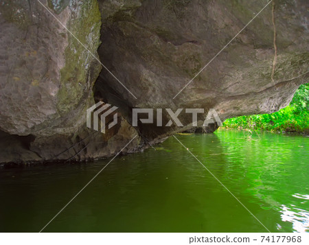 Landscape with moutain and river, Trang An, Ninh Binh, Vietnam Landscape with moutain and river, Trang An, Ninh Binh, Vietnam 74177968