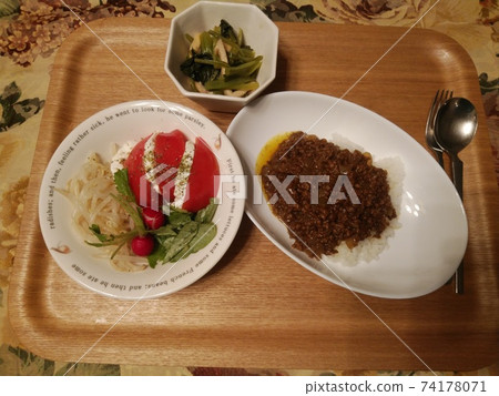 Keema咖哩和馬蘇里拉番茄 Keema咖哩和馬蘇里拉番茄 74178071