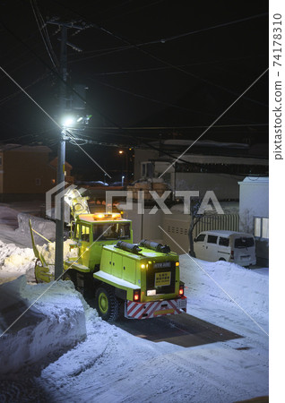 Midnight snow removal work Midnight snow removal work 74178310