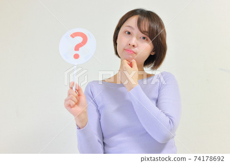 ??一盤年輕女子 74178692