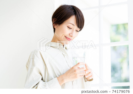 靠窗的女人喝水 74179076