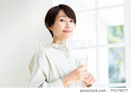 靠窗的女人喝水 靠窗的女人喝水 74179077