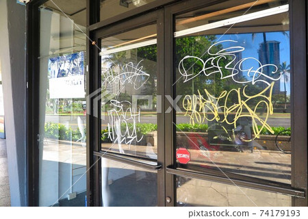 夏威夷威基基的一家商店因新的冠狀病毒的影響而關閉 74179193