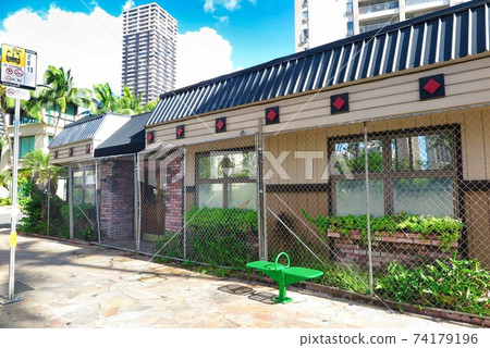 夏威夷威基基的一家商店因新的冠狀病毒的影響而關閉 74179196