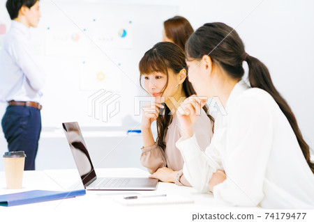 商務場景（會議、會議） 74179477