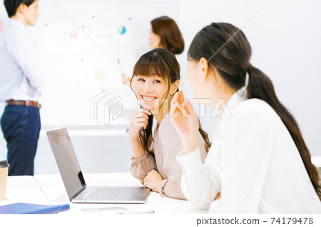 商務場景（會議、會議） 74179478