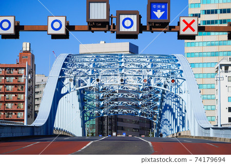Reversible lane (transfer of central lane) Variable sign Tokyo Eitai-dori Reversible lane (transfer of central lane) Variable sign Tokyo Eitai-dori 74179694
