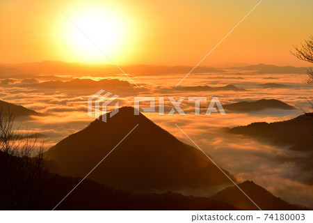 Sea of clouds in the Fukuchiyama basin from Mt. Oe Sea of clouds in the Fukuchiyama basin from Mt. Oe 74180003