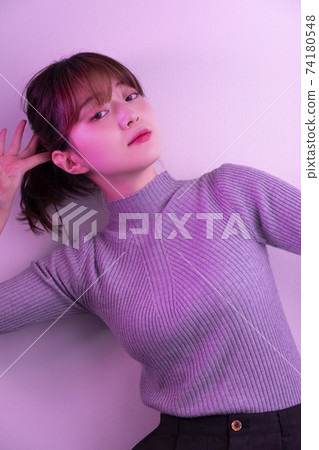 彩色燈光的女人 74180548