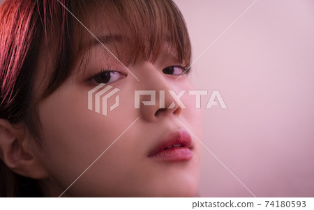 粉紅光的女人 粉紅光的女人 74180593