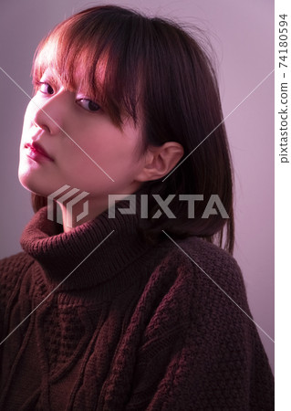 粉紅光的女人 粉紅光的女人 74180594