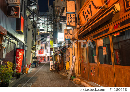 《東京》位於電暈的新橋酒吧,緊急狀態下的短時營業 《東京》位於電暈的新橋酒吧,緊急狀態下的短時營業 74180658