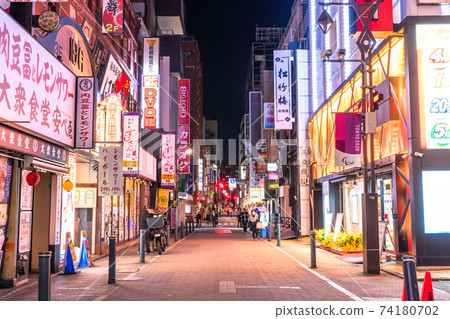 《Tokyo》 Shinbashi bar in Corona, short-time business under a state of emergency 74180702