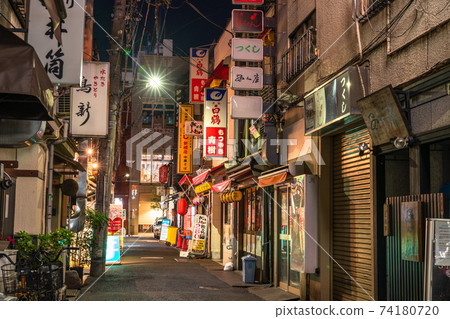 《東京》位於電暈的新橋酒吧,緊急狀態下的短時營業 《東京》位於電暈的新橋酒吧,緊急狀態下的短時營業 74180720