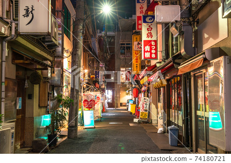 《東京》位於電暈的新橋酒吧,緊急狀態下的短時營業 《東京》位於電暈的新橋酒吧,緊急狀態下的短時營業 74180721