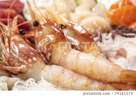 什錦華麗,新鮮和美味的生魚片 什錦華麗,新鮮和美味的生魚片 74181373