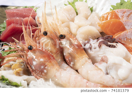 什錦華麗,新鮮和美味的生魚片 什錦華麗,新鮮和美味的生魚片 74181379