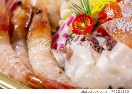 什錦華麗,新鮮和美味的生魚片 什錦華麗,新鮮和美味的生魚片 74181380