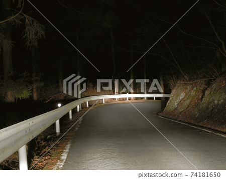 午夜在山路上的陡峭曲線 74181650