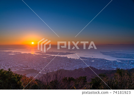 《兵庫縣》日本三大夜景之一的九州台的日出 《兵庫縣》日本三大夜景之一的九州台的日出 74181923