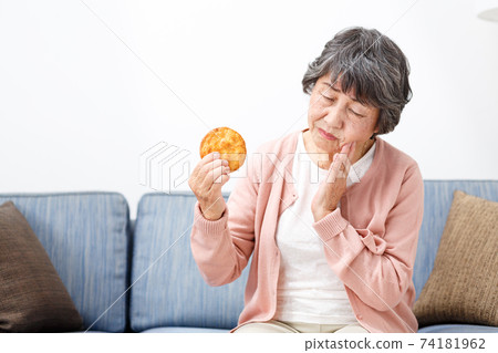 吃仙貝的女高管 吃仙貝的女高管 74181962