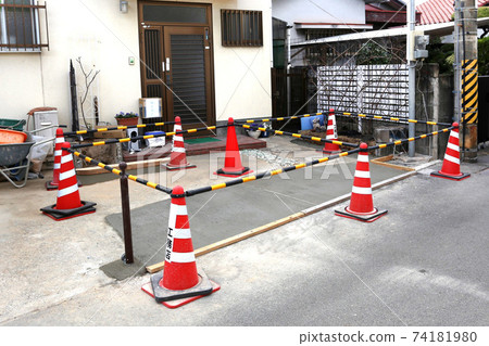 Remodeling the front of the entrance into a parking lot Remodeling the front of the entrance into a parking lot 74181980