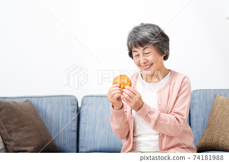 吃仙貝的女高管 74181988