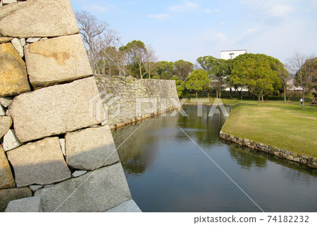 兵庫縣Ako城堡遺址/ Ako市的石牆和護城河 兵庫縣Ako城堡遺址/ Ako市的石牆和護城河 74182232