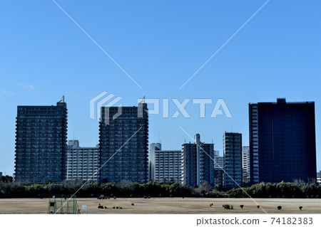 從川崎市多摩河沿岸看到的川崎車站附近塔樓公寓的風景 74182383