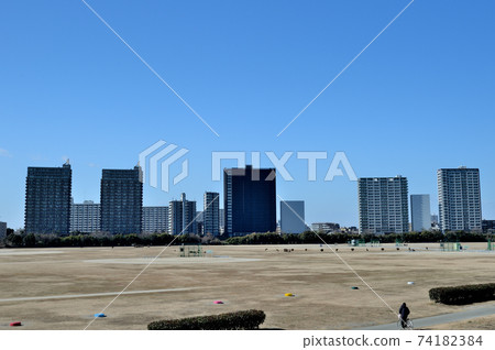 從川崎市多摩河沿岸看到的川崎車站附近塔樓公寓的風景 74182384