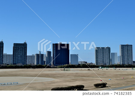 從川崎市多摩河沿岸看到的川崎車站附近塔樓公寓的風景 74182385