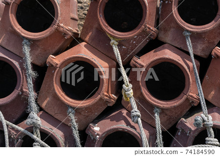 Lined octopus traps 74184590