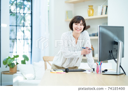 女遠程辦公遠程辦公個人計算機設計師 74185400