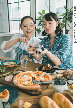 一張桌子的食物照片用數碼相機拍攝的女人 74186865