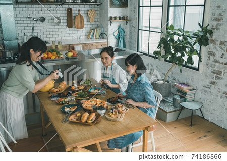 媽媽的朋友用數碼相機拍照的桌子 74186866