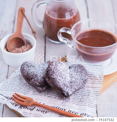 心形巧克力蛋糕和巧克力飲料 74187582