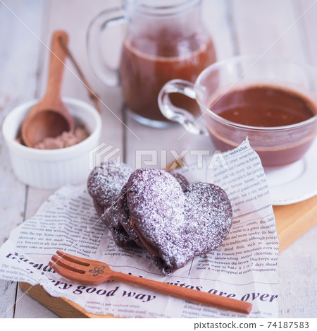 心形巧克力蛋糕和巧克力飲料 心形巧克力蛋糕和巧克力飲料 74187583